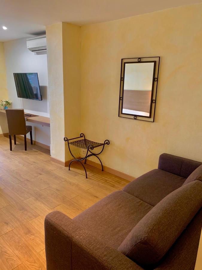 Hotel Beau Soleil Le Lavandou Bagian luar foto