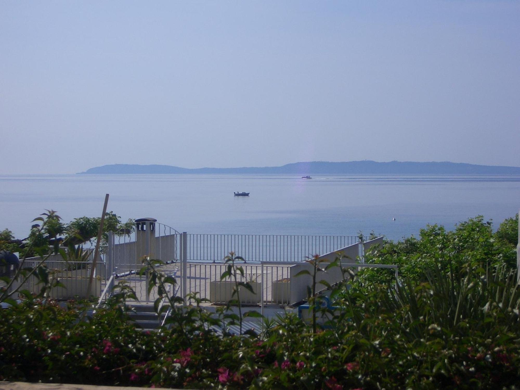 Hotel Beau Soleil Le Lavandou Bagian luar foto