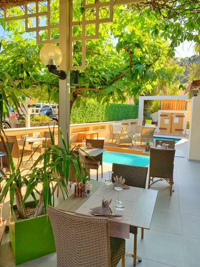 Hotel Beau Soleil Le Lavandou Bagian luar foto