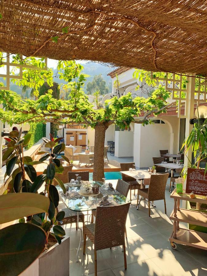 Hotel Beau Soleil Le Lavandou Bagian luar foto