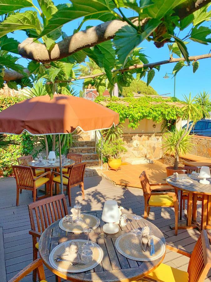 Hotel Beau Soleil Le Lavandou Bagian luar foto